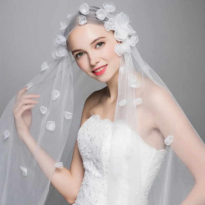 Casual Yet Stylish Separates Exquisite Petals Long Bridal Veil