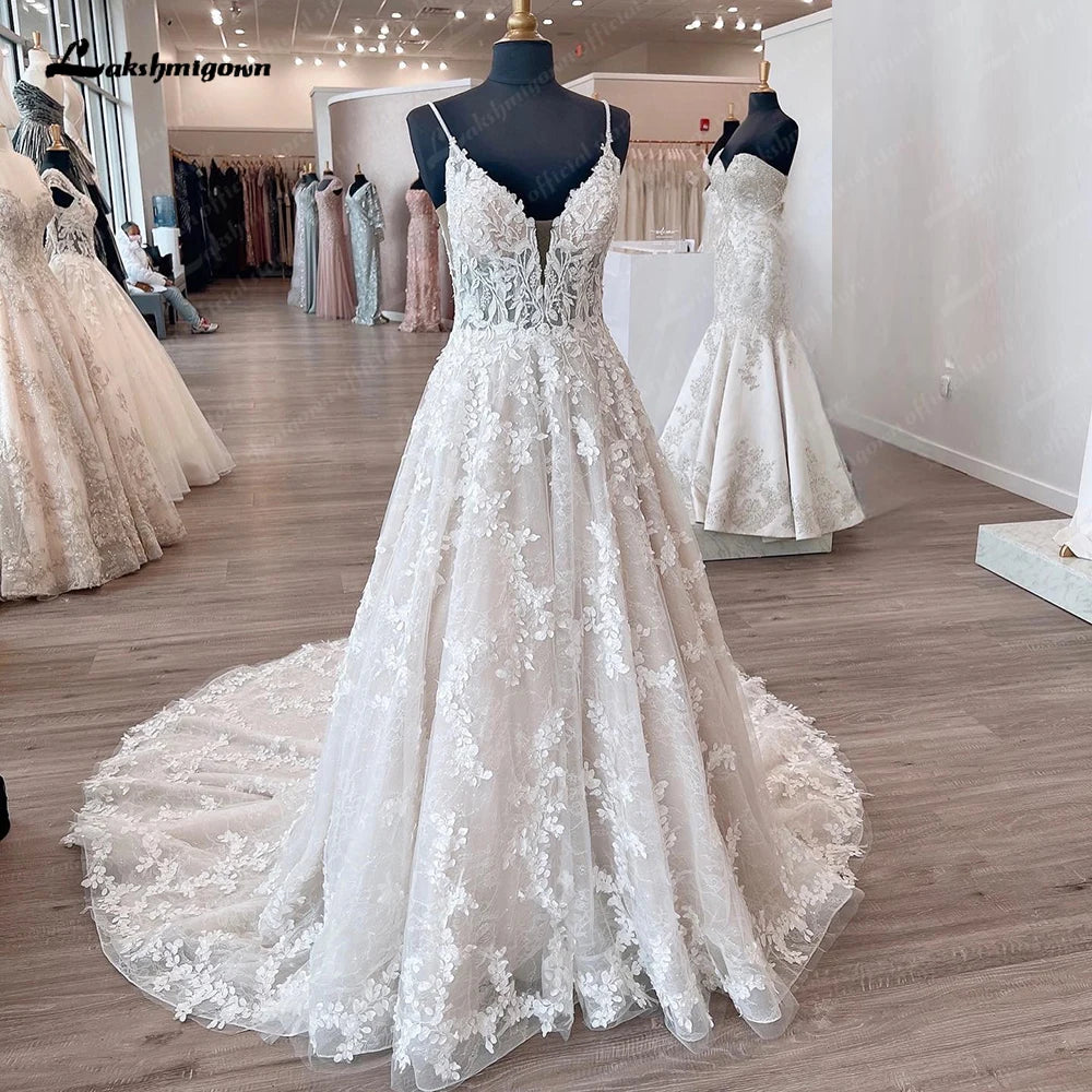 Stylish Looks Roycebridal Princess Lace Wedding Dress Robe de mariee Sexy Bridal Plunging V Neck Tulle Boho Wedding Gown Backless